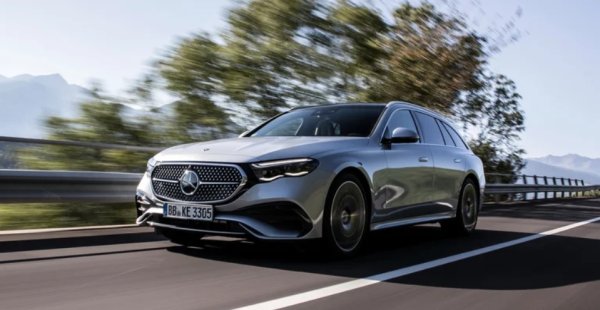 (4,8 секунди, 250 км/’ч)

Очаквано Mercedes-Benz нямаше просто да стои отстрани и да гледа как Audi и BMW си разменят удари с въртящ момент на дизела. И така, базираният в Щутгарт производител оборудва най-новия седан/комби E-Class Executive с 3,0-литров редови 6 турбодизел, подпомогнат от мека хибридна настройка, която дава допълнителни 22 к.с. Крайният резултат е 390 к.с. и въртящ момент от 751 Нм, насочен към четирите колела чрез деветстепенна автоматична скоростна кутия.

E450d 4Matic не се интересува особено от товада се държи като спортна кола. Можете да вземете вземете автомобил с управление на четирите колела, което помага за пъргавината, но все още не прави много, за да го превърне в състезател. Точно обратното,  Mercedes-Benz удвои комфорта с най-новата E-класа. Оборудван с въздушно окачване, най-новият шедьовърт от Щутгарт се плъзга по пътя и остава безшумен на магистралата.

Той също така постига високи скорости без усилие, благодарение на значителния въртящ момент, наличен при ниски обороти. Цифрите казват, че той е наравно с бензиновия  375-hp E450 4Matic. Има много разсейващи технологии в новата E-класа, като селфи камера, която можете да използвате за видеоконференции или дори TikTok – малко излишно в толкова мощно превозно средство.